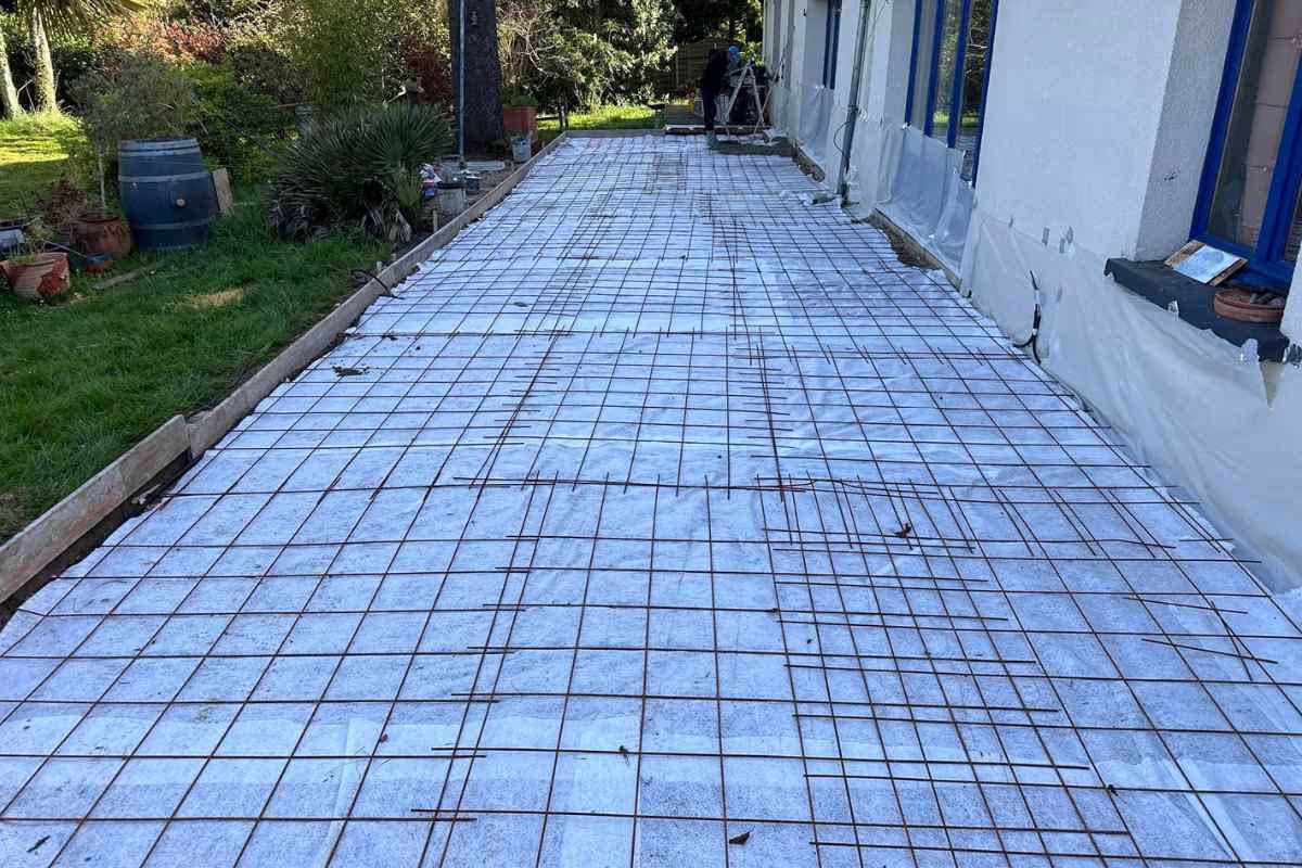 Armature dalle en béton extérieur avec protection de l'environnement de travail