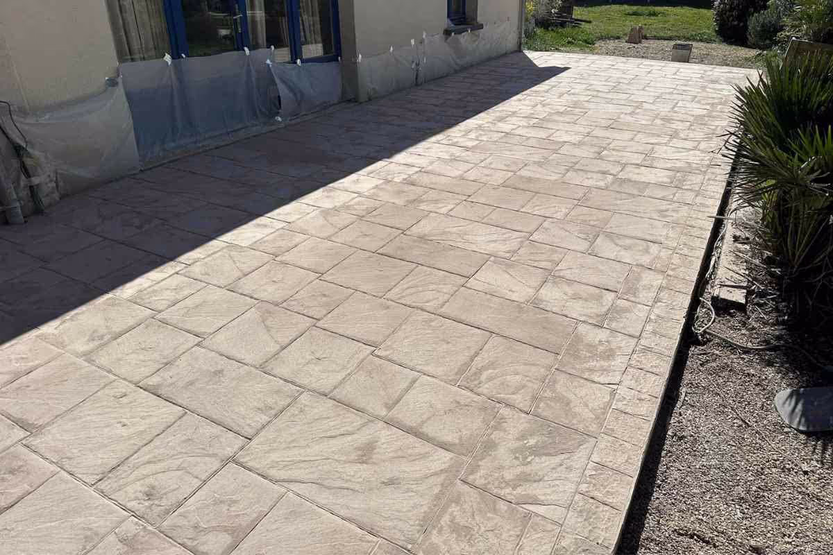Résultat béton imprimé motif dalles en pierre blanche naturelle avec pavés de contour blanc