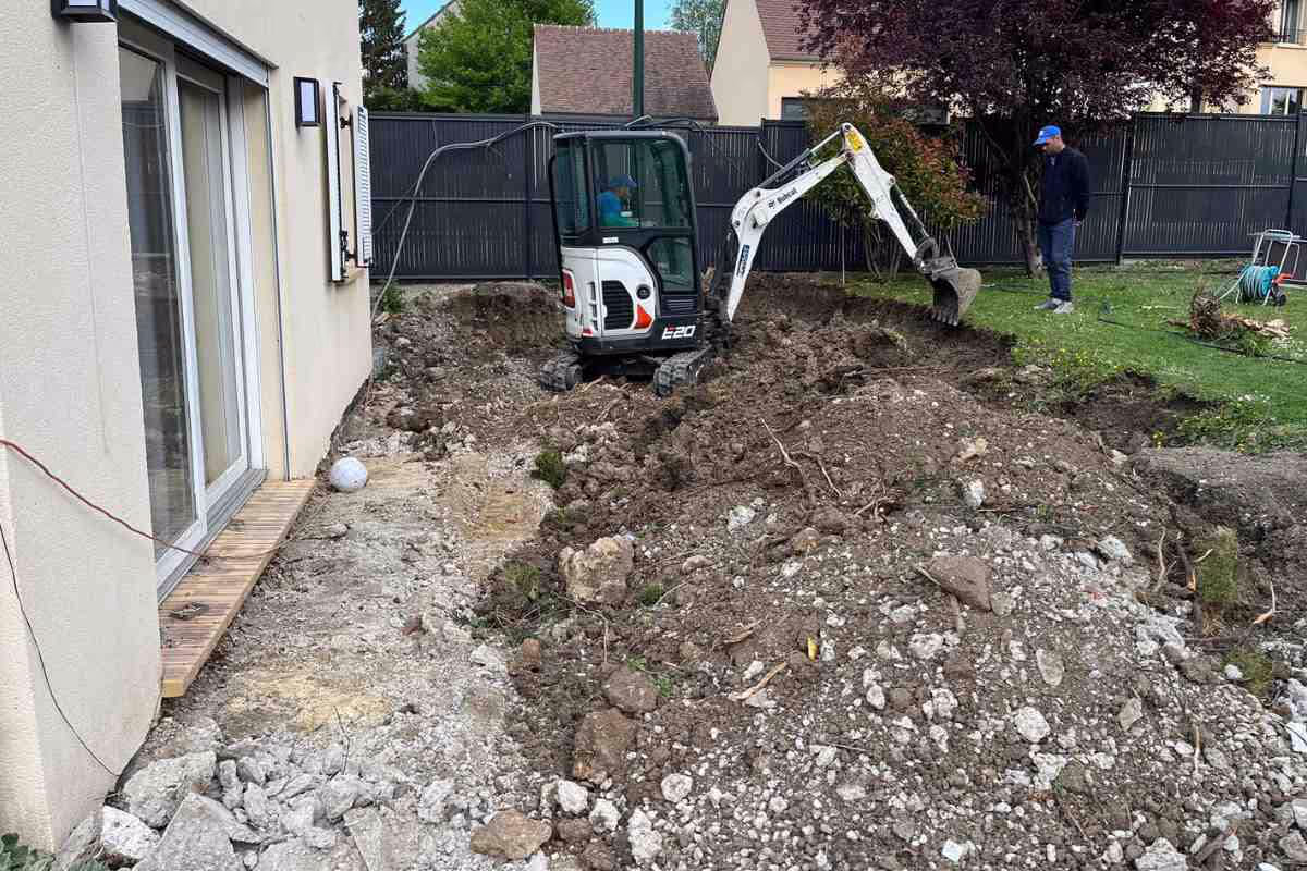 Travaux démolition dalle béton terrasse avec engin de chantier