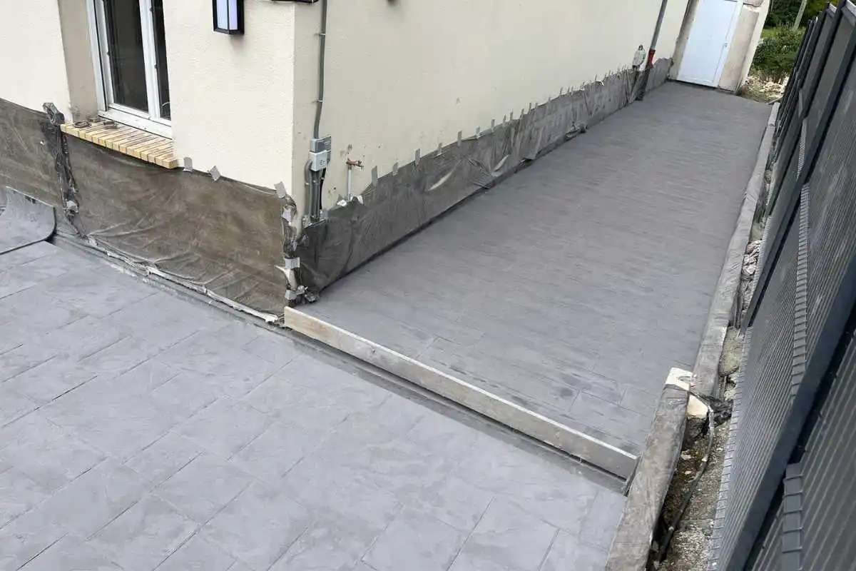 Séchage dalle béton imprimé terrasse et contour de maison